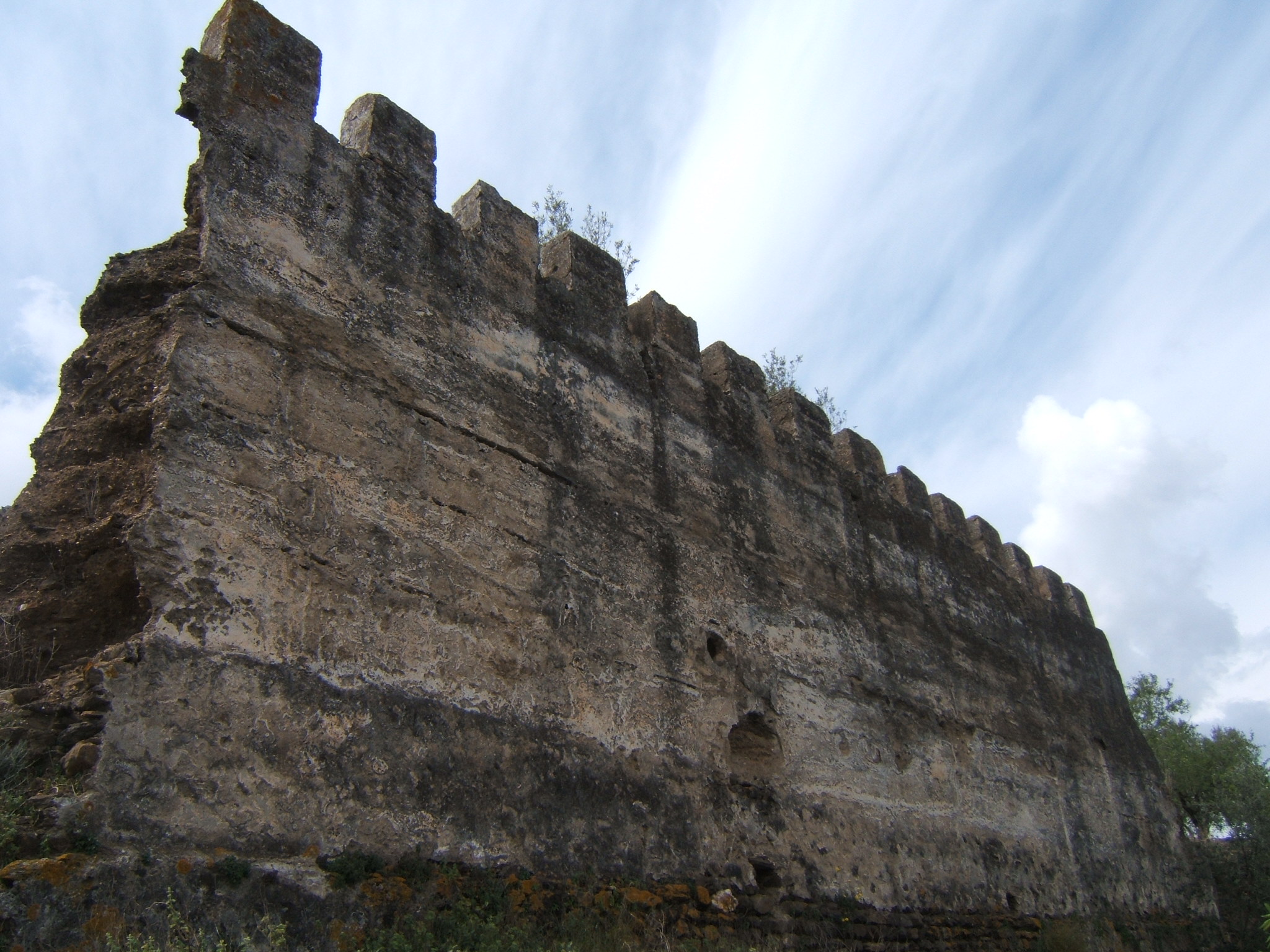 Logo de Tierras de Bentomiz, las 16 almenas del castillo